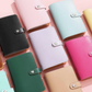 📅Spaaruitdagingenboek met 100 Enveloppen (A5 Imitatieleer) – Leuk Spaarhulpmiddel Voor Familie & Persoonlijke Doelen!