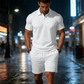 Tweedelige zomerset voor heren, bestaande uit een poloshirt en een korte broe