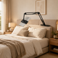 🛏️📱 50% KORTING! Verstop deze tabletstandaard onder je matras en kijk films alsof je in de bioscoop ligt – handenvrij, geen nekpijn, geen gedoe! NL